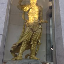 金色の仁王像