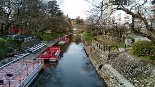 富山城に隣接し、桜の時期にはきれいなはず