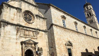 ピレ門から旧市街に入ってすぐ左手に出てくる修道院