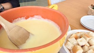 チーズフォンデュを食べ