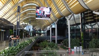 静かな都心の駅。本数がやや少ないので注意。