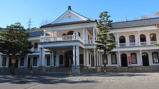 裏門の帝国ホテル、表門の三重県庁