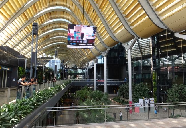 静かな都心の駅。本数がやや少ないので注意。