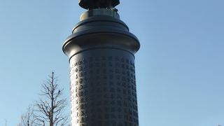 参道の中央にある巨大な銅像