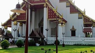 黄金に輝く巨大仏像。