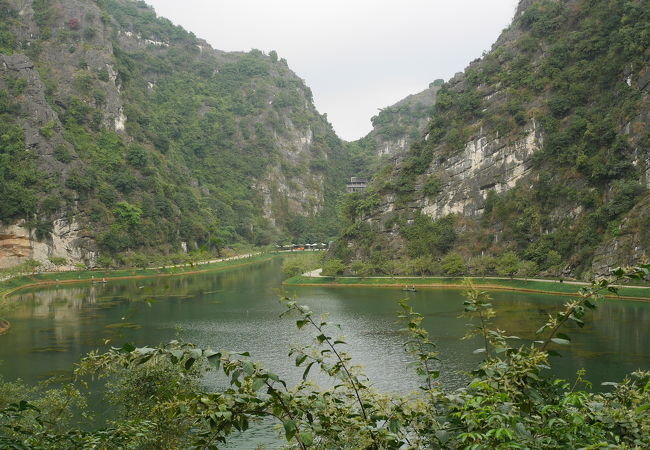ベトナム、チャンアンの世界遺産地区。360度、山に囲まれた緑の谷と、透き通って水草いっぱいの池。洞窟寺のあるベトナムの隠れ里。