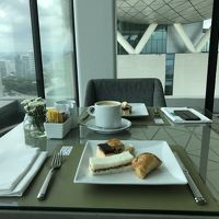 窓の向こうに見えるのが、3棟をつなげる船型の底部分