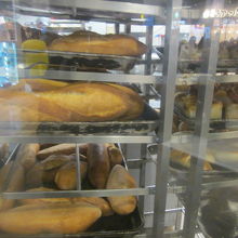 製造過程を窓越しに眺められるのも安心できますね