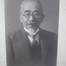 解説板には氏の写真も付されていました