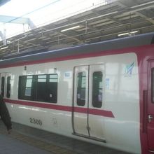 名古屋から空港まで直  通する特急が走っています