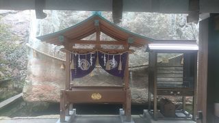 巨石の上の岩に登って一望