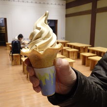 名物のしょうゆソフトクリーム