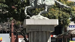 広場を見下ろすように建つ勇壮な像です♪