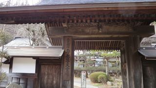 入口前には七福神