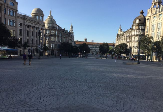 ポルト市庁舎横の通り