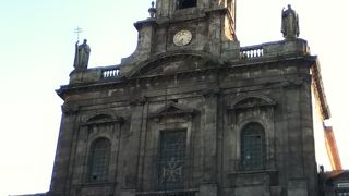 トリンダーデ駅南側の道路角にある教会