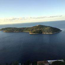 ドゥブロヴニク旧市街に行く道路から見えるロクルム島