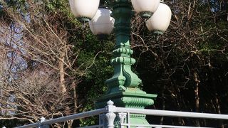 皇居正門石橋飾電燈と似てます