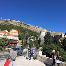 バスの乗り場から見えている要塞