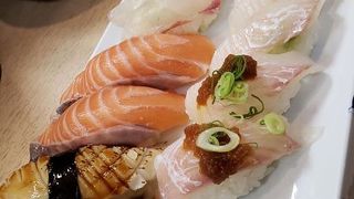 行列の出来る大衆寿司店