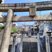 愛宕神社の３つの鳥居、室見川寄りの参道入り口にあります。