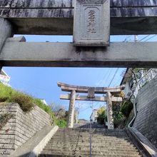 石段の向こうに三つ目の鳥居