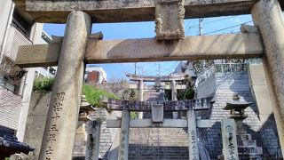 愛宕神社の３つの鳥居、室見川寄りの参道入り口にあります。