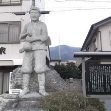 駅前の記念碑①