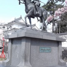 戸田氏鉄公騎馬像