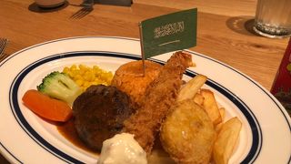 福岡空港内にとても落ち着きのあるステーキを食べられるお店が出店していました。