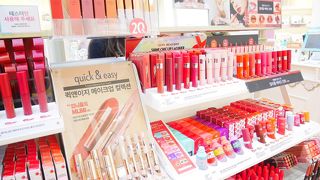 カラフルなコスメたくさんある