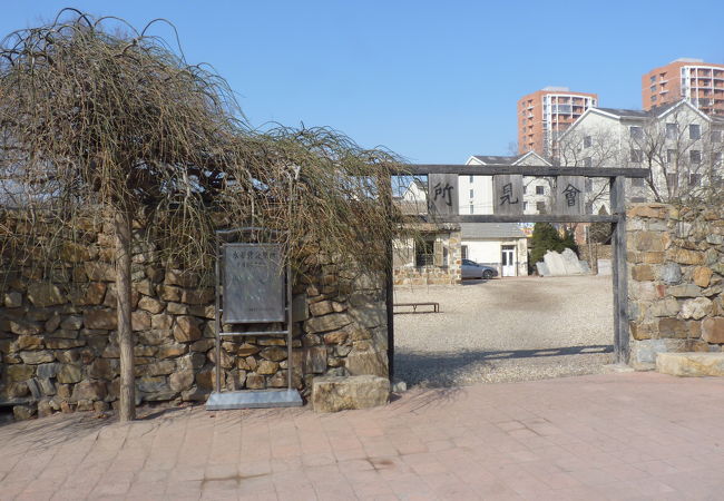 極希少 明治後期◆日露戦争凱旋記念『旅順 水師営会見所記念碑 方位磁石付』置物 市役所前に佇む記念碑 ― 日露戦争の記憶を辿る ― | 市民の新聞