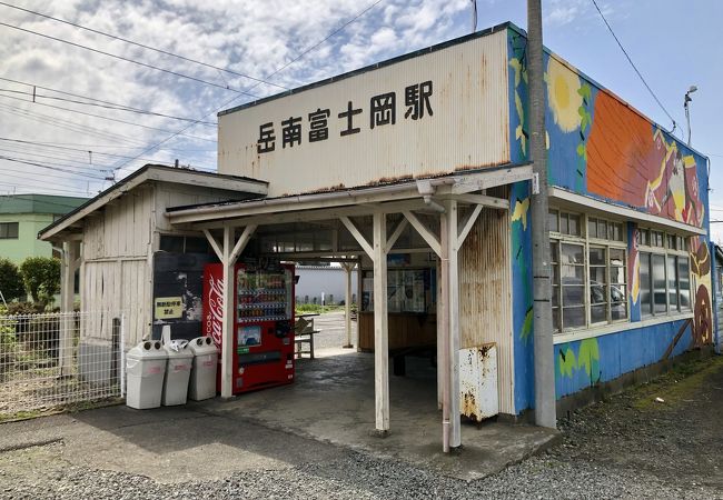 今は無き貨物線を感じられる駅