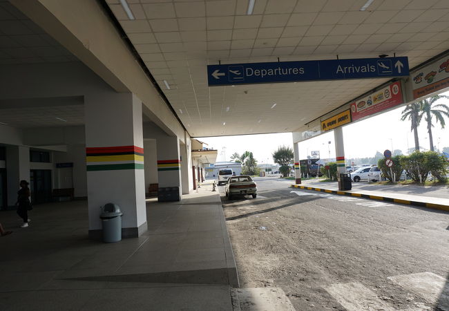 空港から市内へ　両替についても