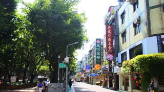 お土産や食べ歩き、美味しい台湾料理などが揃う賑やかなストリート