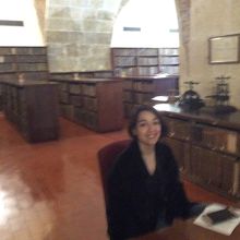 図書館見学受付のお嬢さん