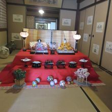 お座敷には雛飾り