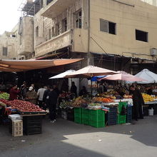 遺跡の隣は青空市場です