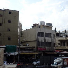 ダウンタウンよくある景色が遺跡の隣にあります