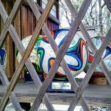 「任部社」に奉納された必勝祈願のサッカーボール