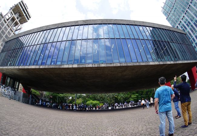 パウリスタ大通りのランドマーク、略称:MASPーMuseu de Arte de Sao Pauloーマスピーという可愛い呼称)と呼ばれているサンパウロで一番有名な美術館(パウリスタ大通り/サンパウロ/ブラジル)