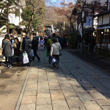 境内も平日ですが参拝客が多いです。