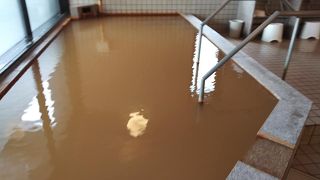 茶色い土のようなお湯