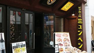 日曜日の昼にビアホールで一杯