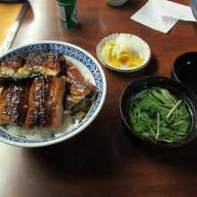 うな丼(2600円)、費用対効果は高めです