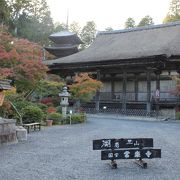 本堂と三重塔の配置は天台寺院の特徴