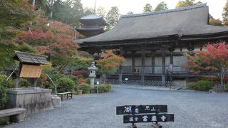 本堂と三重塔の配置は天台寺院の特徴