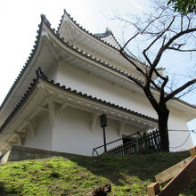 裏側から見ると三層櫓ですね