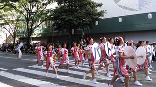 パレードを見ながらお祭り気分を盛り上げる