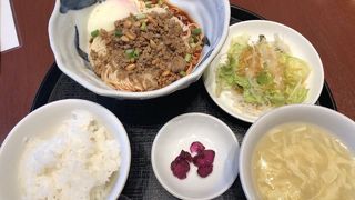 汁なし坦々麺が有名